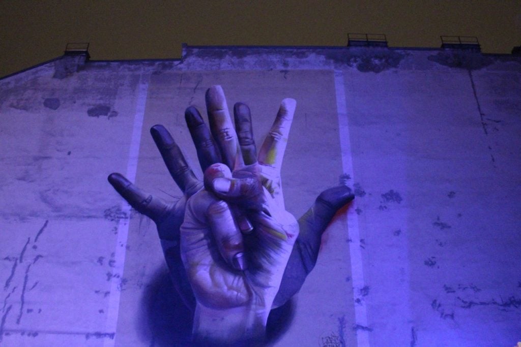 Unter der Hand - mural of overlapping hands