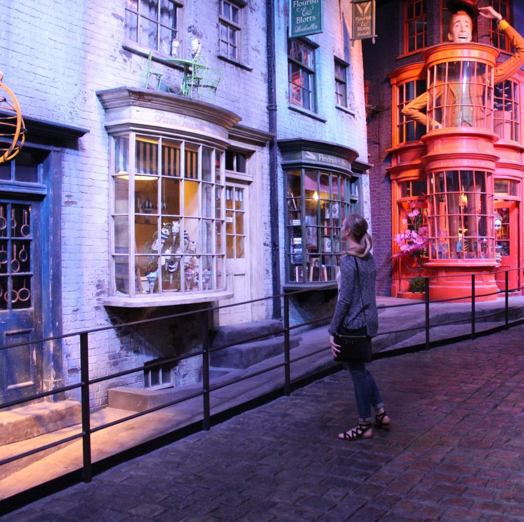 Maddy, blogger, at the Harry Potter Studios in London