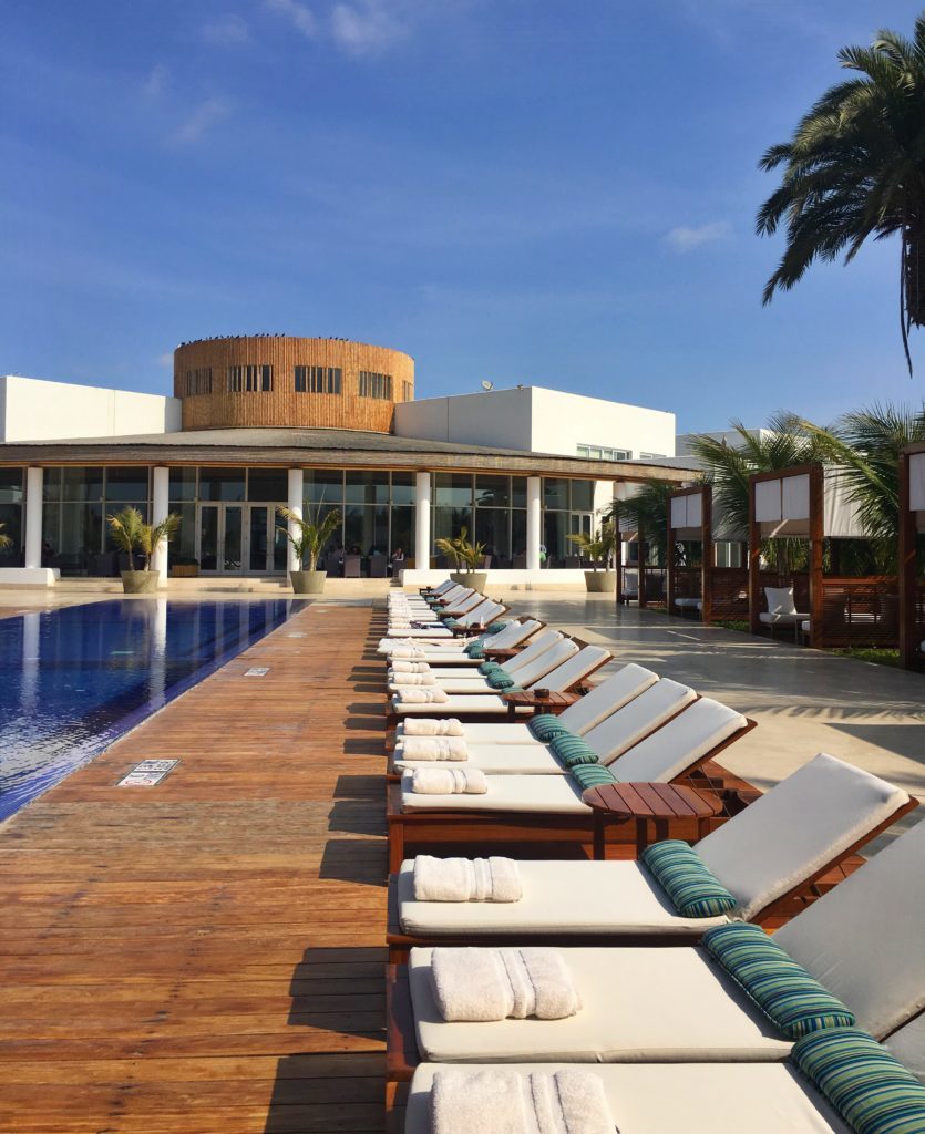 Sunloungers next to a pool at Hotel Paracas