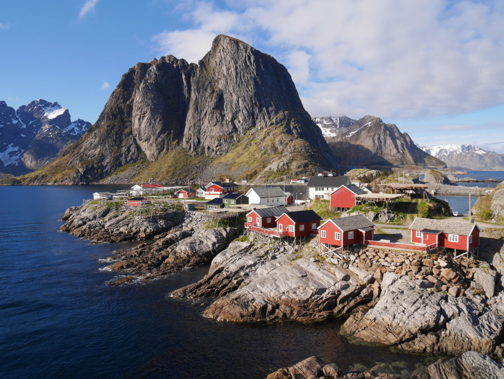 Quiet fishing village of the Lofoten Islands near the sea and mountains. These photos that will make you fall in love with Norway is why you should travel to this beautiful country.