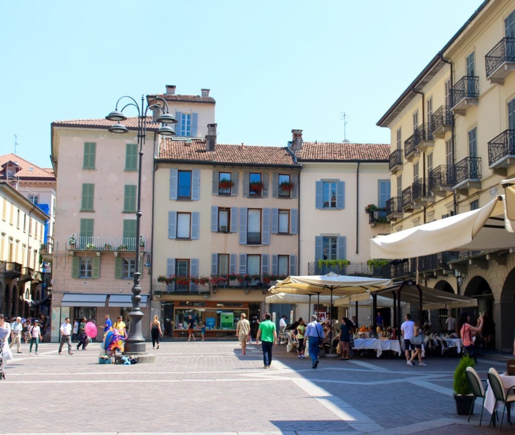 Town of Como crowded with people roaming around on a sunny day