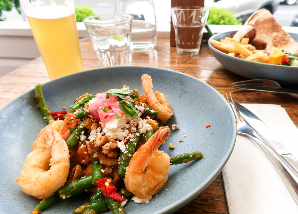 Looking for the best restaurants in Byron Bay? This Byron Bay foodie guide includes where to find the best healthy, vegan cafés, tacos, pizza, burgers, Asian food, delicious coffee, and more. Click here to see where to eat in Byron Bay!