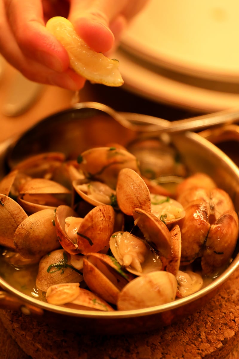 Bowl of bulhão pato clams at Restaurante Pica-Pau