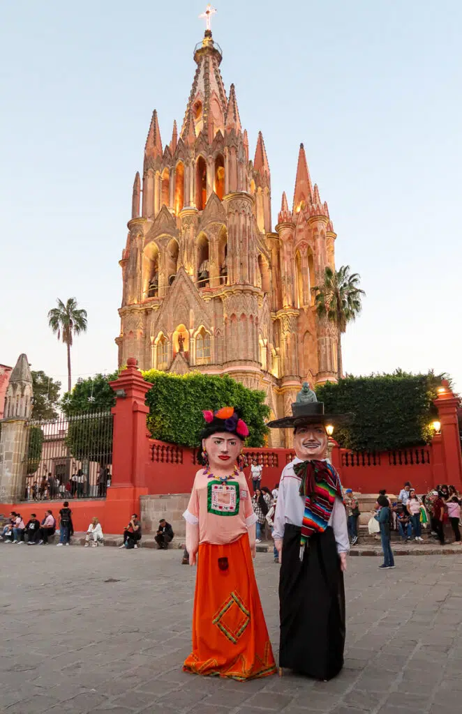 A couple of mojigangas in front of Parroquia de San Miguel Arcángel