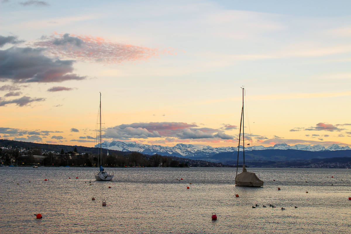 A beautiful view of Lake Zurich at sunset
