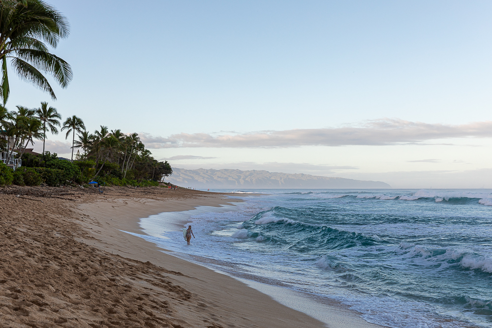 Big waves on a beach in North Shore, Oahu. Find fun activities to do in this Oahu itinerary including beach-hopping.