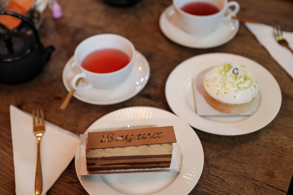 Le Bayeux chocolate dessert and a lime tart with two cups of red fruit tea at La Pâtisserie de Guillaume
