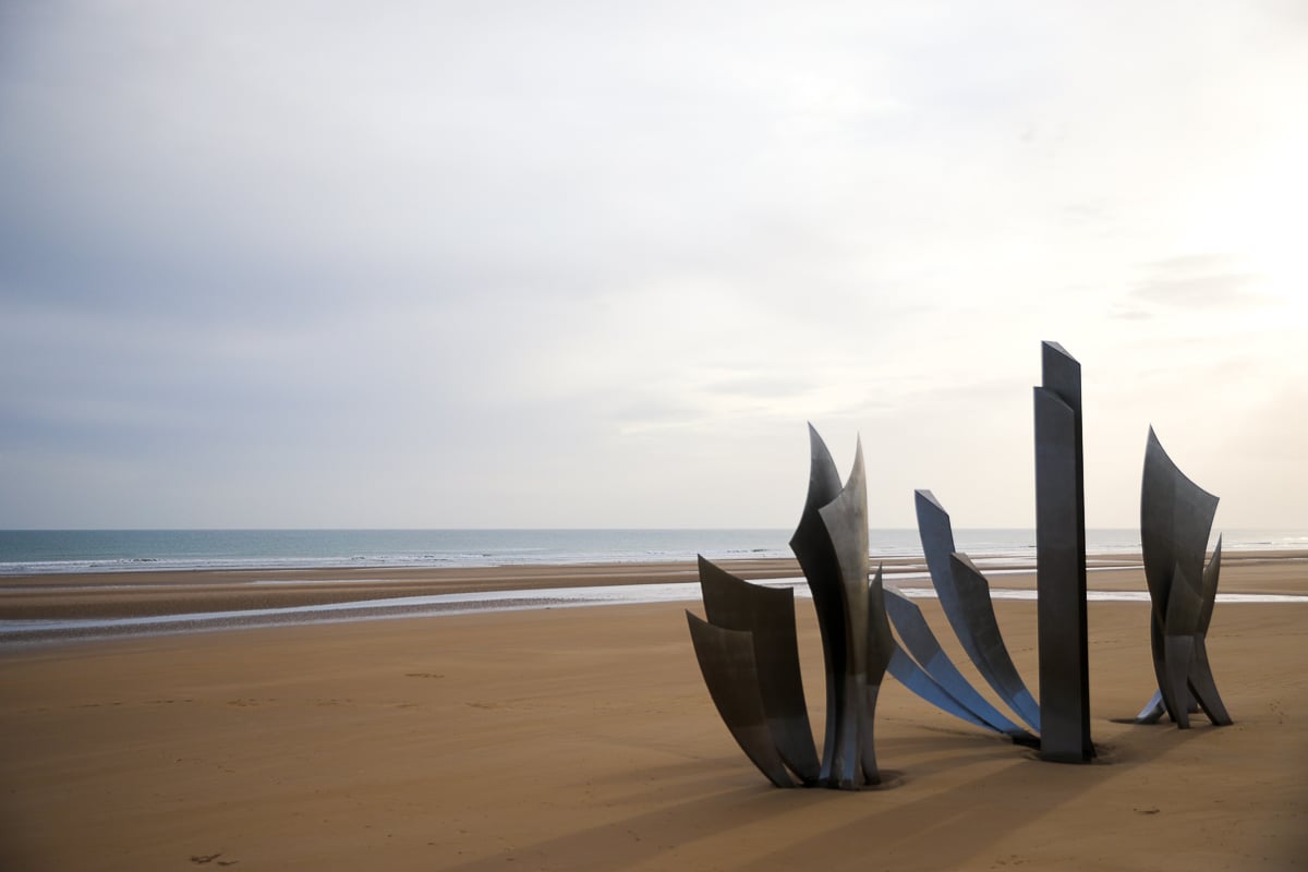 Abstract metal ‘Les Braves’ sculpture on Omaha Beach, Normandy, commemorating the D-Day landings against a backdrop of the English Channel.